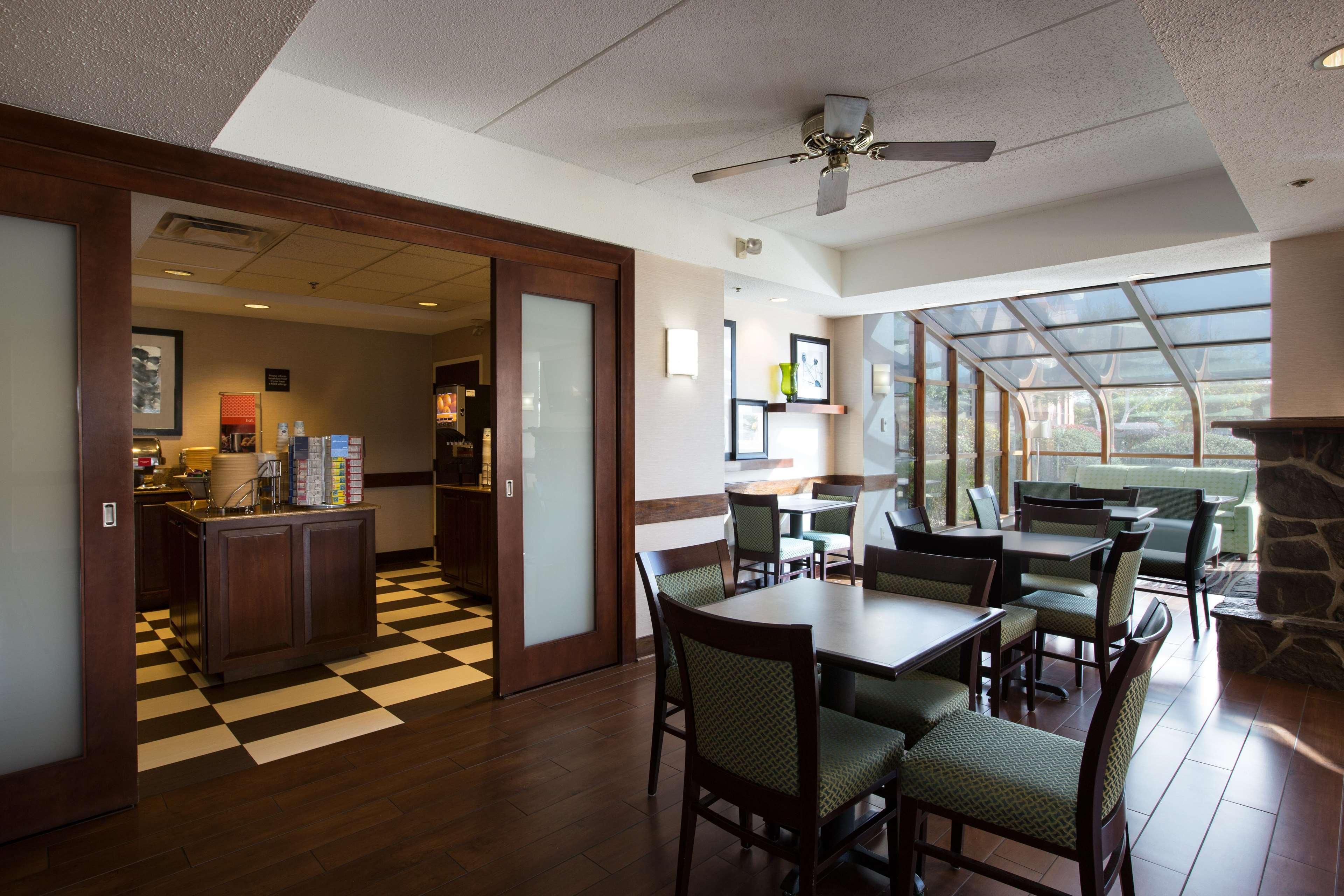 Hampton Inn Вэст спрингфильд Экстерьер фото